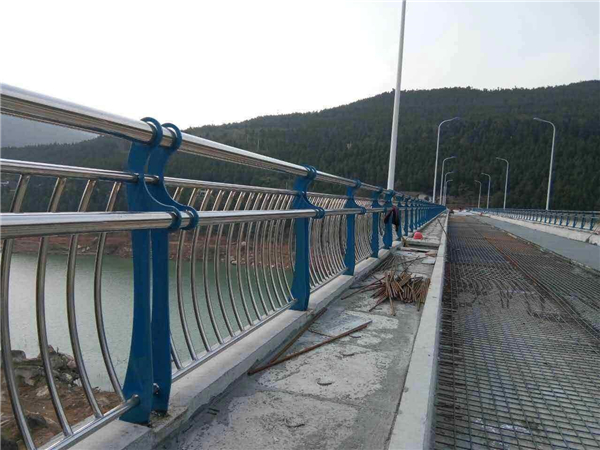 苏州不锈钢桥梁护栏的特点及其在桥梁安全中的重要作用