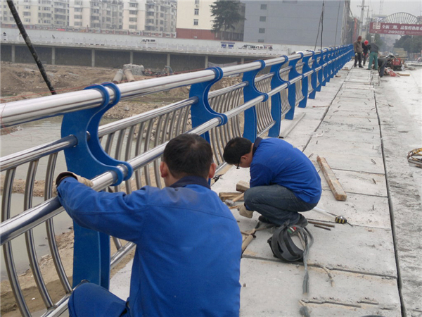 苏州不锈钢河道护栏的特性及其在城市景观中的应用